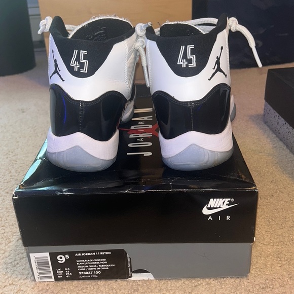 Shoe: Air Jordan 11 Retro 'Concord 2018 Size: Color: Black, White
